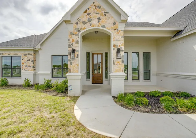 Photo 3 of Single family home for sale at 1001 Magnolia Ct, Springtown, TX 76082 | MLS# 21373867 | Listing updated on 2026-09-13