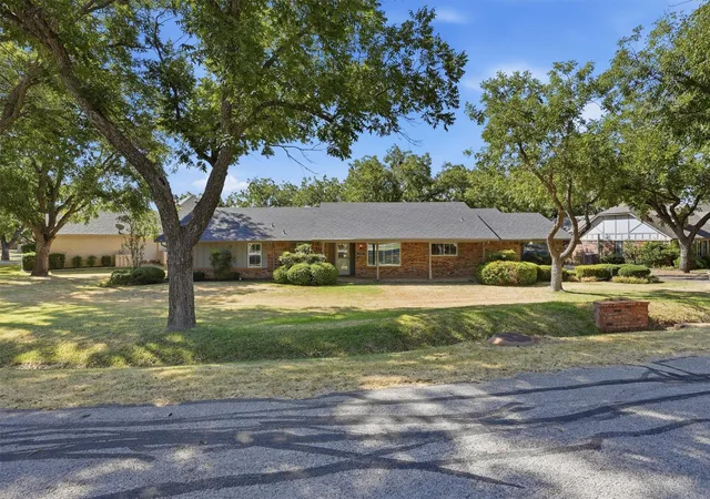 Photo 3 of Single family home for sale at 6116 Belvidere Cir, Granbury, TX 76049 | MLS# 21373992 | Listing updated on 2026-09-12