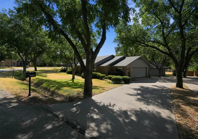 Photo 3 of Single family home for sale at 6116 Belvidere Cir, Granbury, TX 76049 | MLS# 21373992 | Listing updated on 2026-09-12