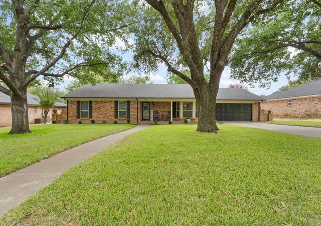 Photo 1 of Sale Pending at 1124 Green River Trl, Cleburne, TX 76033 | MLS# 21374241 | Listing updated on 2026-09-13