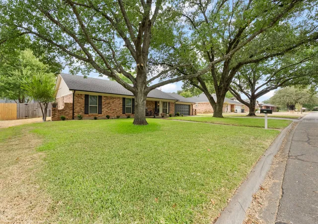 Photo 2 of Sale Pending at 1124 Green River Trl, Cleburne, TX 76033 | MLS# 21374241 | Listing updated on 2026-09-13