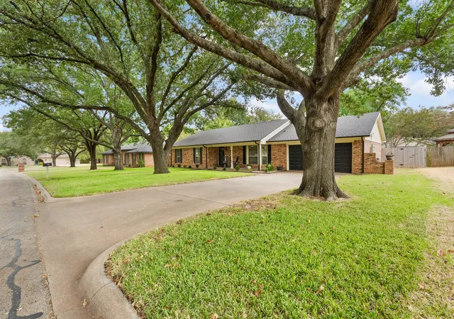 Photo 3 of Sale Pending at 1124 Green River Trl, Cleburne, TX 76033 | MLS# 21374241 | Listing updated on 2026-09-13