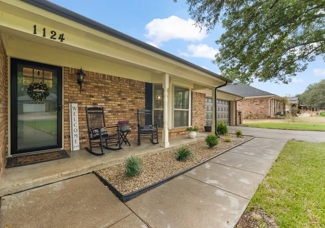 Photo 4 of Sale Pending at 1124 Green River Trl, Cleburne, TX 76033 | MLS# 21374241 | Listing updated on 2026-09-13