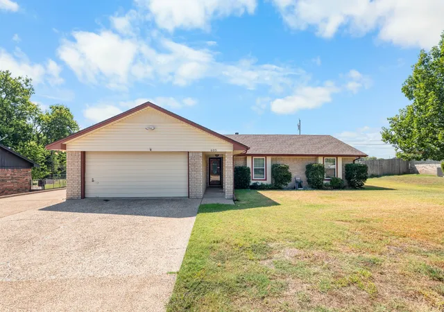Photo 2 of Single family home for sale at 605 Angel Fire Dr, Hewitt, TX 76643 | MLS# 21373840 | Listing updated on 2026-09-30