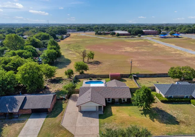 Photo 4 of Single family home for sale at 605 Angel Fire Dr, Hewitt, TX 76643 | MLS# 21373840 | Listing updated on 2026-09-30
