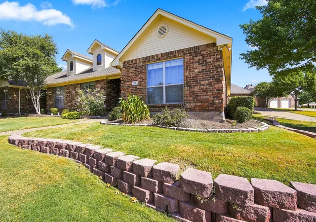 Photo 3 of Sale Pending at 925 Cresthill Dr #37B, Cedar Hill, TX 75104 | MLS# 21358719 | Listing updated on 2026-09-14