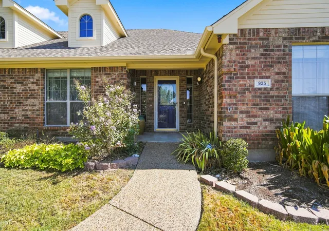 Photo 3 of Sale Pending at 925 Cresthill Dr #37B, Cedar Hill, TX 75104 | MLS# 21358719 | Listing updated on 2026-09-14