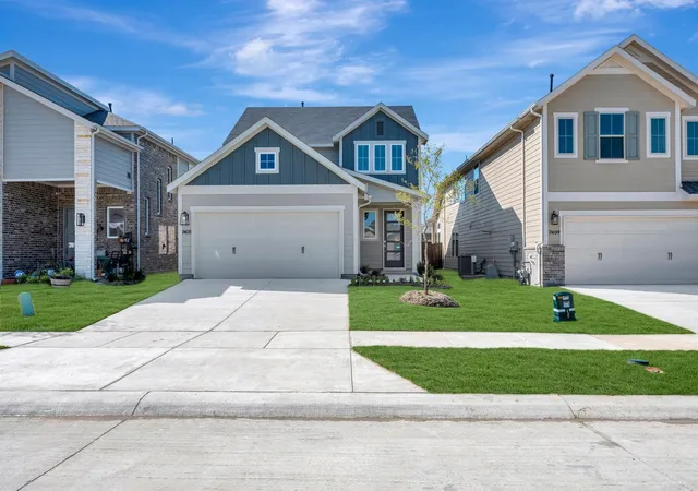Photo 2 of Single family home for sale at 7405 Autumn Hl Dr, Krum, TX 76249 | MLS# 21374285 | Listing updated on 2026-10-19