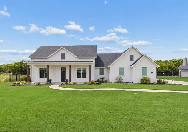 Photo 2 of Single family home for sale at 940 Declaration Dr, Nevada, TX 75173 | MLS# 21373707 | Listing updated on 2026-09-13