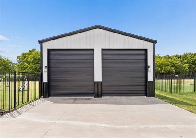Photo 3 of Single family home for sale at 940 Declaration Dr, Nevada, TX 75173 | MLS# 21373707 | Listing updated on 2026-09-13