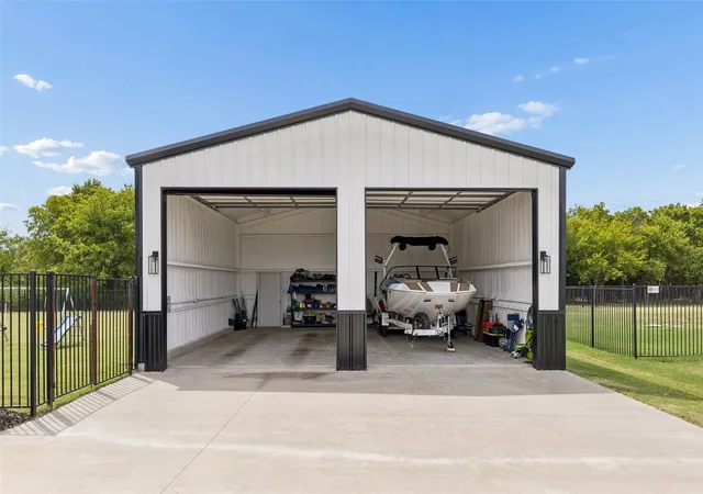 Photo 3 of Single family home for sale at 940 Declaration Dr, Nevada, TX 75173 | MLS# 21373707 | Listing updated on 2026-09-13