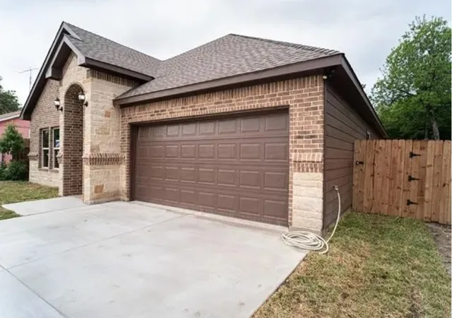 Photo 1 of Sale Pending at 3229 Thannisch Ave, Fort Worth, TX 76105 | MLS# 21374457 | Listing updated on 2026-09-15