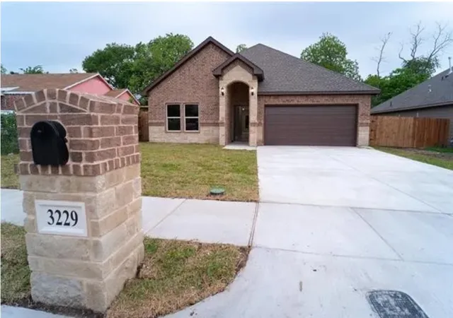 Photo 2 of Sale Pending at 3229 Thannisch Ave, Fort Worth, TX 76105 | MLS# 21374457 | Listing updated on 2026-09-15