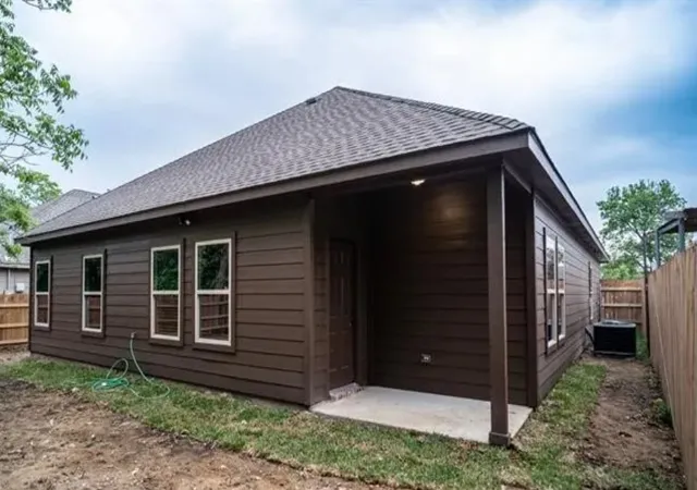 Photo 3 of Sale Pending at 3229 Thannisch Ave, Fort Worth, TX 76105 | MLS# 21374457 | Listing updated on 2026-09-15