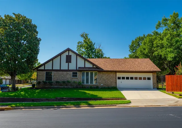 Photo 4 of Single family home for sale at 3824 Fox Holw Dr, Bedford, TX 76021 | MLS# 21374290 | Listing updated on 2026-09-12