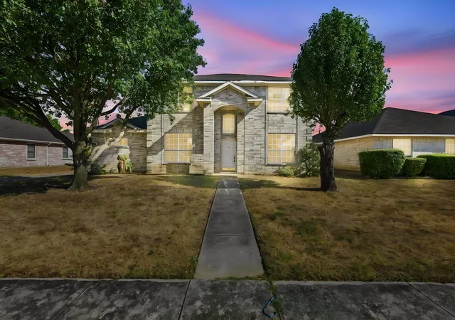 Photo 2 of Single family home for sale at 467 Orchard Hl Dr, Cedar Hill, TX 75104 | MLS# 21374592 | Listing updated on 2026-09-11
