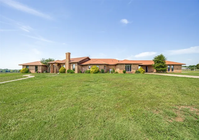 Photo 2 of Single family home for sale at 105 Sammi's Way, Whitesboro, TX 76273 | MLS# 21373977 | Listing updated on 2026-09-15