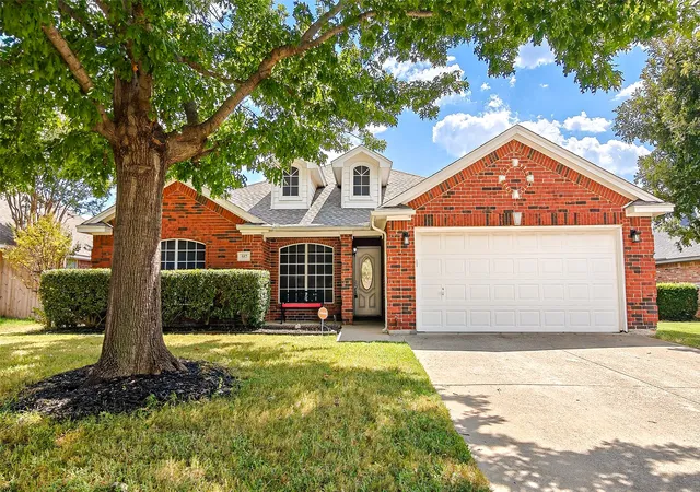 Photo 1 of Sale Pending at 557 Willowview Dr, Saginaw, TX 76179 | MLS# 21374237 | Listing updated on 2026-09-12
