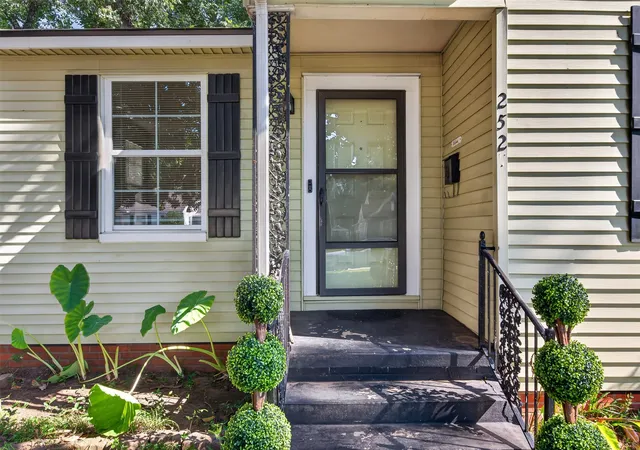 Photo 2 of Single family home for sale at 252 E Linden St, Shreveport, LA 71104 | MLS# 21373997 | Listing updated on 2026-09-14