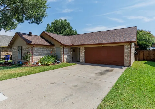 Photo 2 of Single family home for sale at 6912 Lyndale Dr, Watauga, TX 76148 | MLS# 21374877 | Listing updated on 2026-09-23