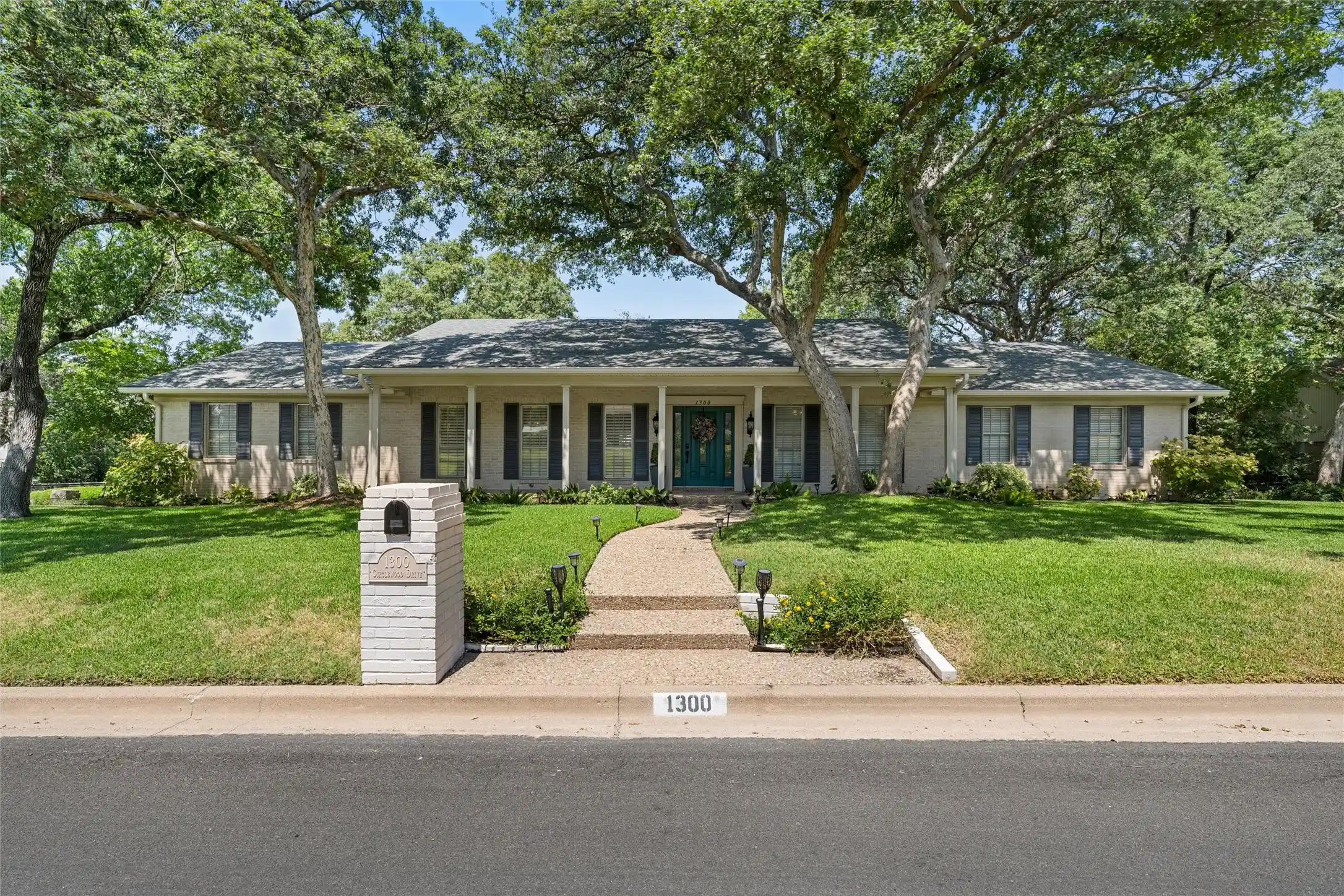Single family home for sale at 1300 Circlewood Dr, Woodway, TX 76712 | MLS# 21374752