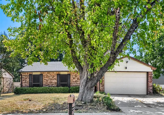 Photo 1 of Single family home for sale at 704 Fort Worth St, Mansfield, TX 76063 | MLS# 21362019 | Listing updated on 2026-09-26