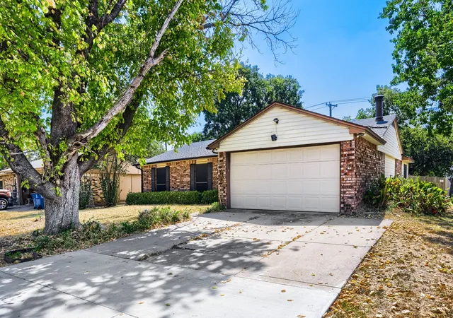 Photo 3 of Single family home for sale at 704 Fort Worth St, Mansfield, TX 76063 | MLS# 21362019 | Listing updated on 2026-09-26