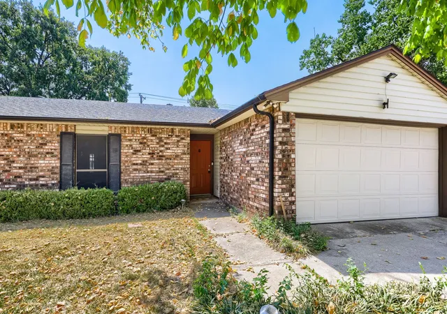 Photo 4 of Single family home for sale at 704 Fort Worth St, Mansfield, TX 76063 | MLS# 21362019 | Listing updated on 2026-09-26