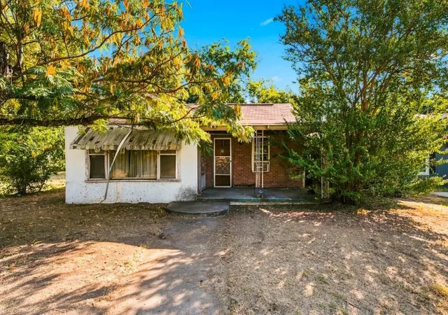 Photo 1 of Sale Pending at 915 Dawson St, Waco, TX 76704 | MLS# 21374868 | Listing updated on 2026-10-05