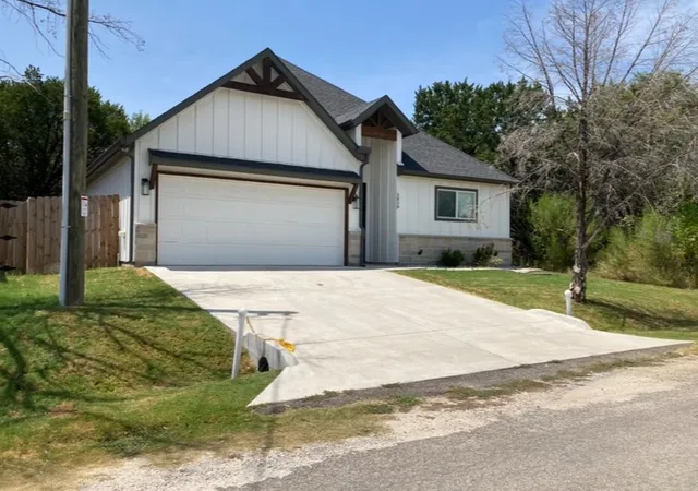 Photo 4 of Single family home for sale at 5858 Black Pine Cir, Granbury, TX 76048 | MLS# 21375042 | Listing updated on 2026-10-07