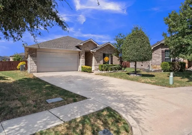 Photo 2 of Single family home for sale at 709 Denali Dr, Arlington, TX 76002 | MLS# 21374976 | Listing updated on 2026-09-23