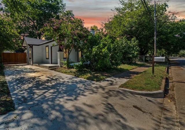 Photo 1 of Single family home for sale at 709 N Buffalo Ave, Cleburne, TX 76033 | MLS# 21375184 | Listing updated on 2026-10-01