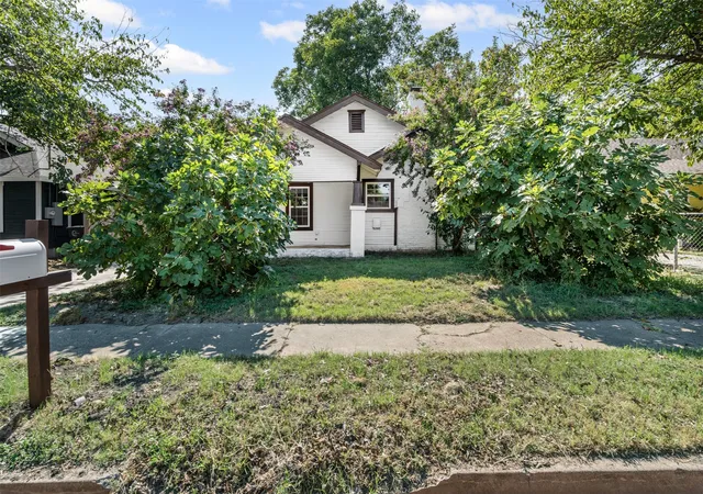 Photo 2 of Single family home for sale at 709 N Buffalo Ave, Cleburne, TX 76033 | MLS# 21375184 | Listing updated on 2026-10-01