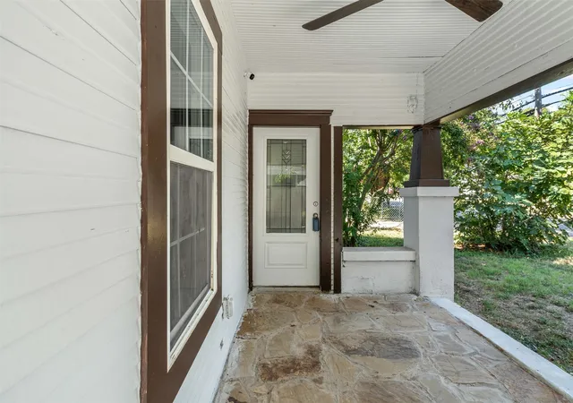 Photo 3 of Single family home for sale at 709 N Buffalo Ave, Cleburne, TX 76033 | MLS# 21375184 | Listing updated on 2026-10-01