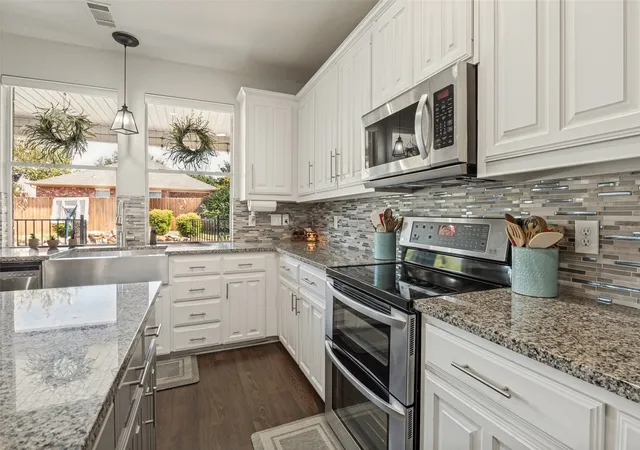 Photo 2 of Sale Pending at 3039 Stallion Xing, Irving, TX 75060 | MLS# 21375136 | Listing updated on 2026-09-16