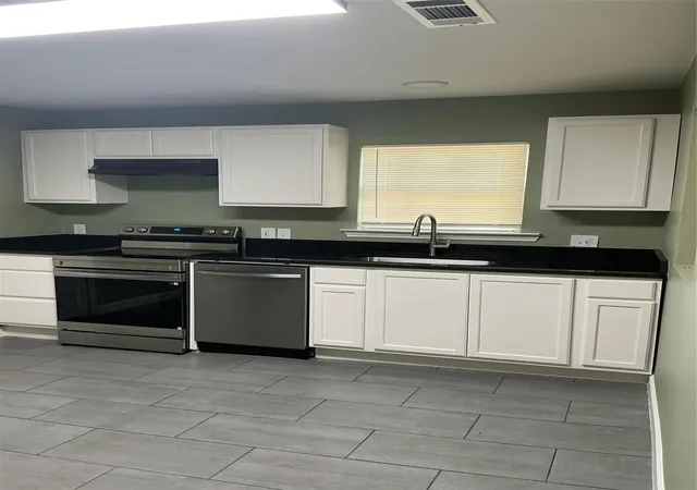 Photo 3 of Sale Pending at 1617 Connally Ter, Arlington, TX 76010 | MLS# 21375315 | Listing updated on 2026-09-18