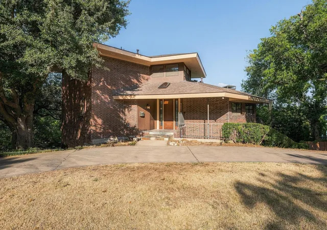 Photo 2 of Single family home for sale at 727 Westwood Dr, Sherman, TX 75092 | MLS# 21373227 | Listing updated on 2026-09-12