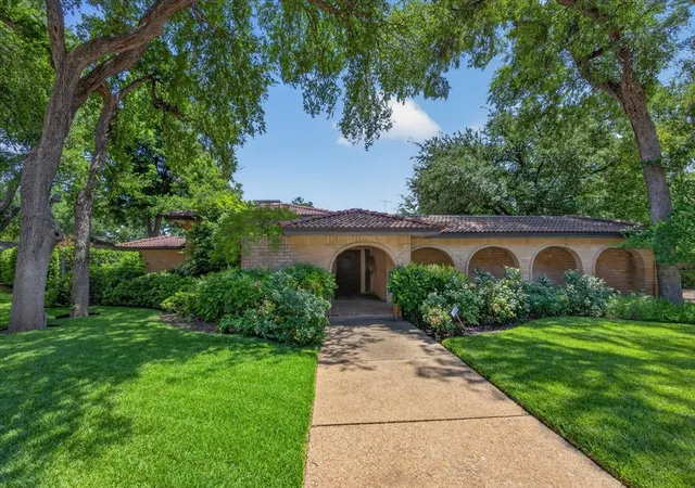Photo 2 of Single family home for sale at 4204 Ledgeview Rd, Fort Worth, TX 76109 | MLS# 21370824 | Listing updated on 2026-09-13