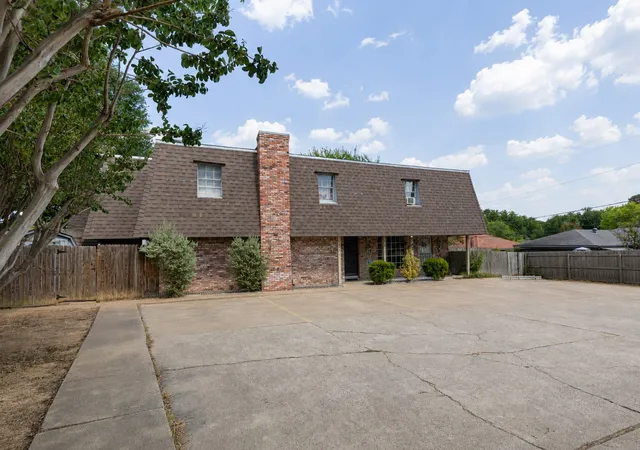 Listing Photo 4 - Condo for sale in building located at 2149 Fleur De Lis Ct, Arlington, TX 76012 - Unit #A