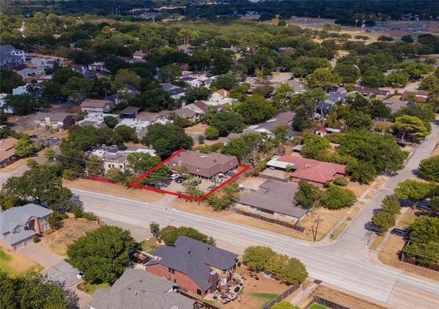 Listing Photo 5 - Condo for sale in building located at 2149 Fleur De Lis Ct, Arlington, TX 76012 - Unit #A