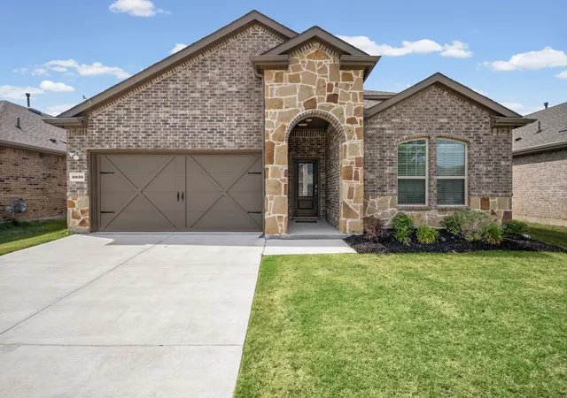 Photo 1 of Single family home for sale at 6036 Tudor Pl, Aubrey, TX 76227 | MLS# 21375693 | Listing updated on 2026-10-06