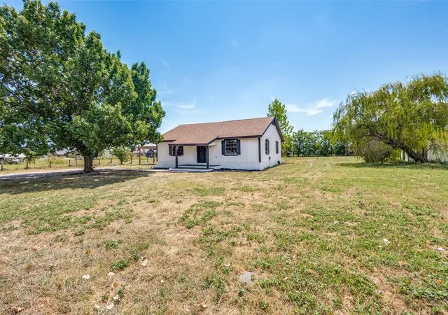 Photo 3 of Sale Pending at 1540 Park St, Van Alstyne, TX 75495 | MLS# 21375671 | Listing updated on 2026-09-09