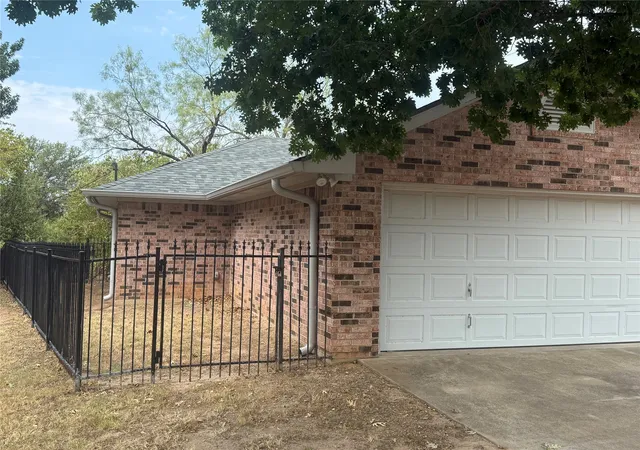 Photo 3 of Single family home for sale at 1302 Pamela Dr, Weatherford, TX 76086 | MLS# 21369407 | Listing updated on 2026-09-08