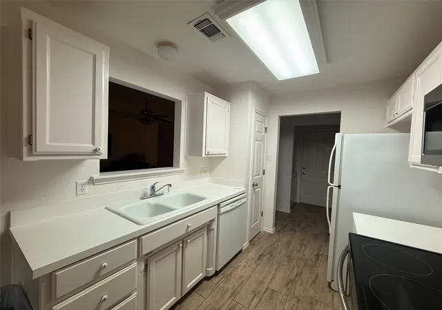 Photo 4 of Single family home for sale at 1302 Pamela Dr, Weatherford, TX 76086 | MLS# 21369407 | Listing updated on 2026-09-08