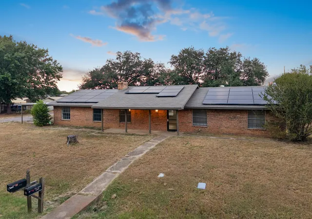 Photo 3 of Sale Pending at 623 E Kempner St, Mabank, TX 75147 | MLS# 21372492 | Listing updated on 2026-09-10