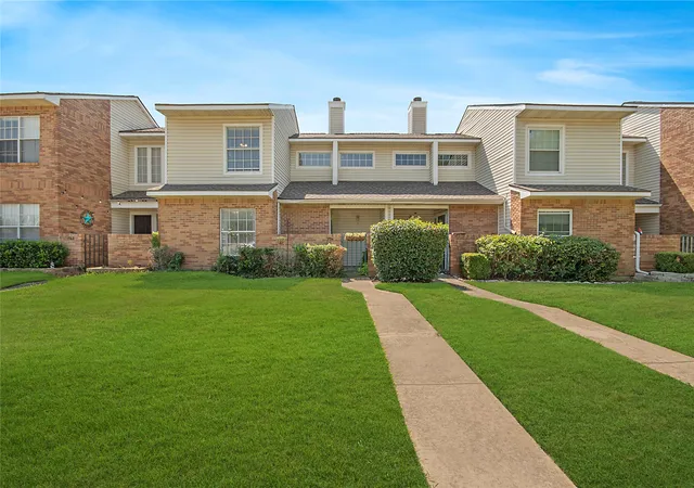Photo 2 of Townhouse for sale at 704 Creekwood Dr, Lewisville, TX 75067 | MLS# 21371325 | Listing updated on 2026-10-07