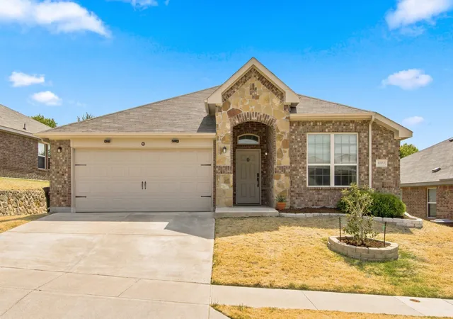 Photo 1 of Single family home for sale at 10853 Live Oak Crk Dr, Fort Worth, TX 76108 | MLS# 21368921 | Listing updated on 2026-10-01