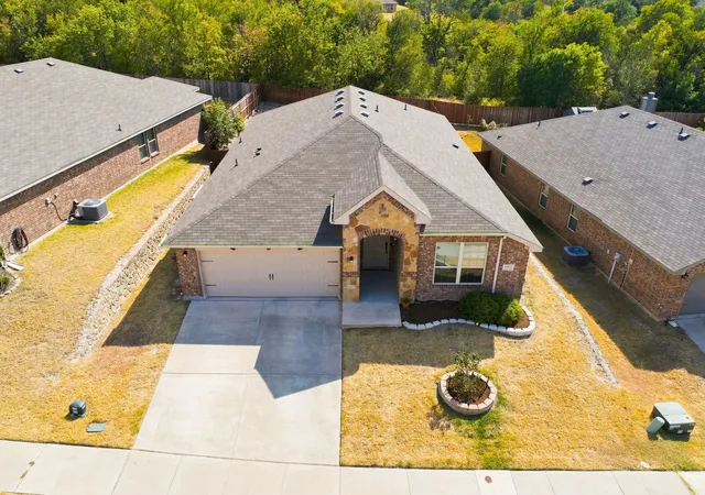 Photo 2 of Single family home for sale at 10853 Live Oak Crk Dr, Fort Worth, TX 76108 | MLS# 21368921 | Listing updated on 2026-10-01