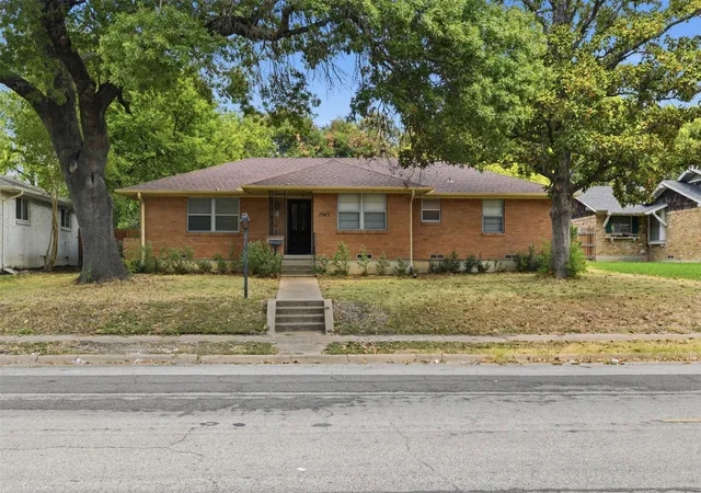 Single family home for sale at 1545 W Pentagon Pkwy, Dallas, TX 75224 | MLS# 21374286