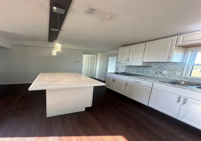 Photo 4 of Manufactured home for sale at 211 Alton, Ennis, TX 75119 | MLS# 21376197 | Listing updated on 2026-09-15